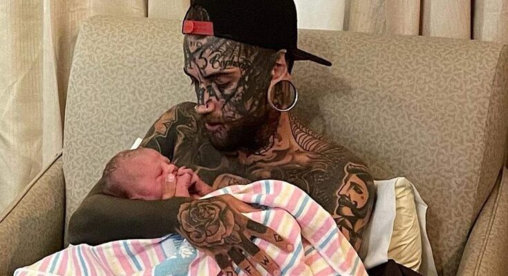 Dad whose body is completely covered in tattoos undergoes transformation for the sake of his young daughter