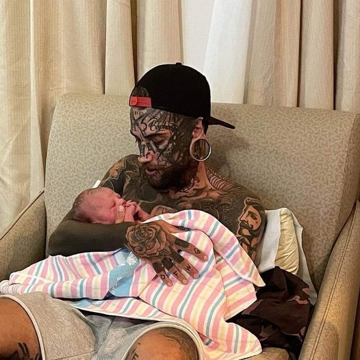 Dad whose body is completely covered in tattoos undergoes transformation for the sake of his young daughter