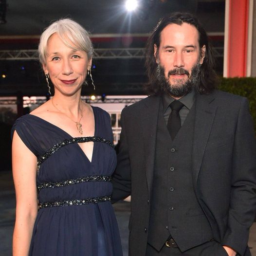 «How dare she?» Keanu Reeves brings his gray-haired girlfriend to the Red Carpet and steals the spot