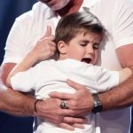 ❤️Simon Cowell was moved to tears! The boy’s performance was so powerful that Simon was speechless. He even went up on stage to give the boy a heartfelt hug. ❤️