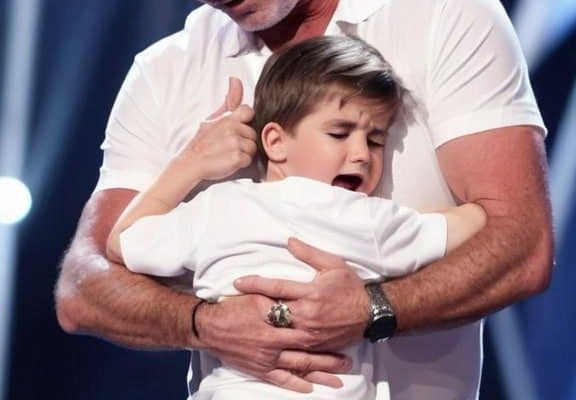 ❤️Simon Cowell was moved to tears! The boy’s performance was so powerful that Simon was speechless. He even went up on stage to give the boy a heartfelt hug. ❤️