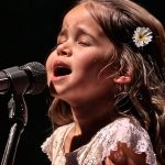 6 year old girl sings the hall are stunned Watched in 1 day 90․000000 million people