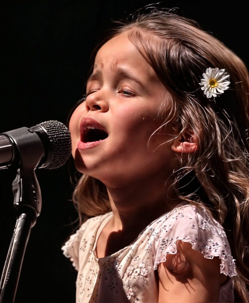 6 year old girl sings the hall are stunned Watched in 1 day 90․000000 million people