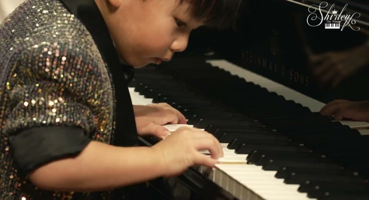 OMG! A 3-year-old baby played piano with the Orchestra at City Hall!