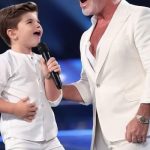 An Unforgettable Night: Simon Cowell and Son Sing an Adorably Angelic Version of “Don’t Stop Believin’”