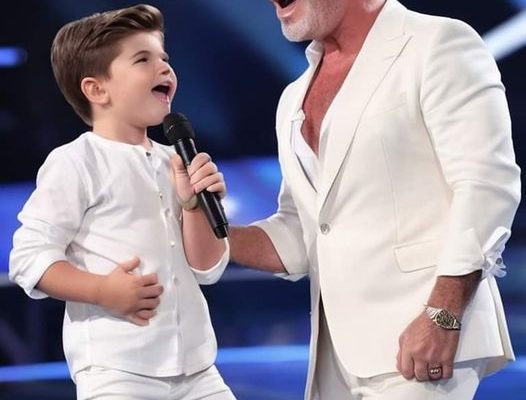 An Unforgettable Night: Simon Cowell and Son Sing an Adorably Angelic Version of “Don’t Stop Believin’”