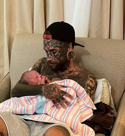 24-year-old dad, whose body was completely covered with over 200 tattoos, removed them for the sake of his baby daughter … See how he looks today in 1st Comment below