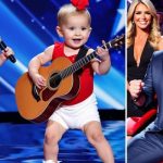 This is a rare miracle in history. The little boy sings and plays in such a way that the judges kneel before him.