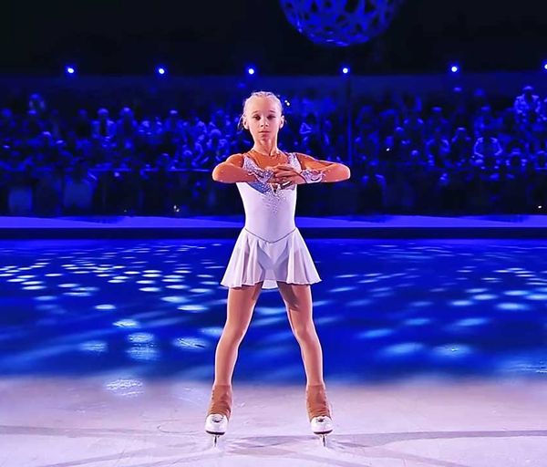 A 10 year old figure skater went viral after producing one of the most emotional and touching performances you will ever watch in an ice rink. Wearing a white dress and looking like an angel she puts on a flawless show worthy of winning any competition.