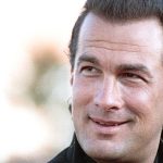 🌸 Steven Seagal is now 71, and his transformation will definitely surprise you… Photos Here!