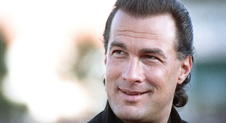 🌸 Steven Seagal is now 71, and his transformation will definitely surprise you… Photos Here!