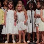 This 4-year-old steals the show at her graduation performance, and it’s absolutely adorable! Watch the full video in the comments below ✨