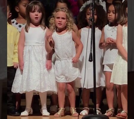 This 4-year-old steals the show at her graduation performance, and it’s absolutely adorable! Watch the full video in the comments below ✨